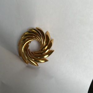 Vintage Gold Tone chic Brooch